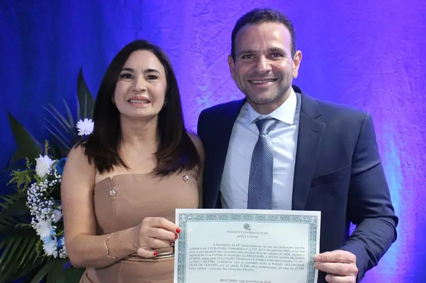 Foto da vice-prefeita Selma Bezerra e do prefeito de Aracoiaba Edim durante diplomação dos mandatos em 2024.