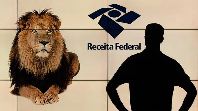 Sombra de homem de costas, olhando grande telão com um leão deitado e o símbolo da Receita Federal do Brasil.