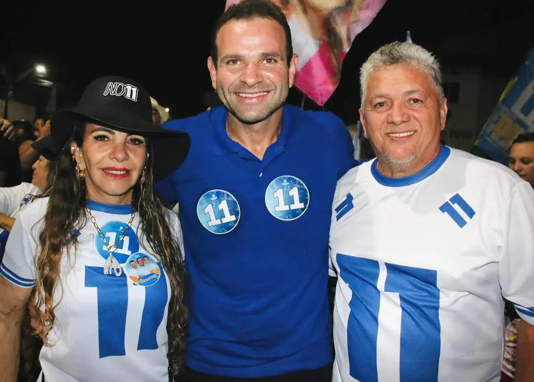 Dona Bill ao lado do filho, Edim, e do marido, Wellington Nonato da Silva, durante a última campanha eleitoral. Eles vestem roupas com o número 11.
