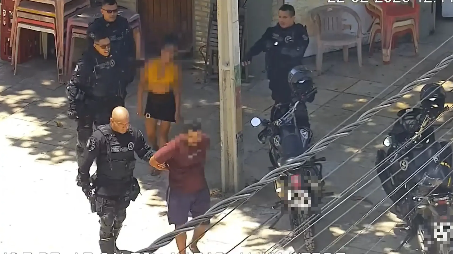 Registro do momento em que suspeito é preso em praia da Barra do Ceará com chave carro furtado na cintura.