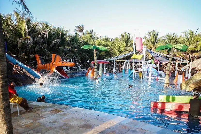 Parque aquático em barraca de praia.