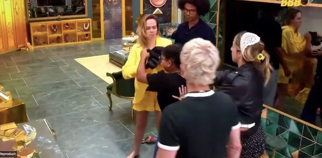 O momento em que Ana Paula amassa o chapéu de Cowboy repercutiu negativamente nas redes sociais. 