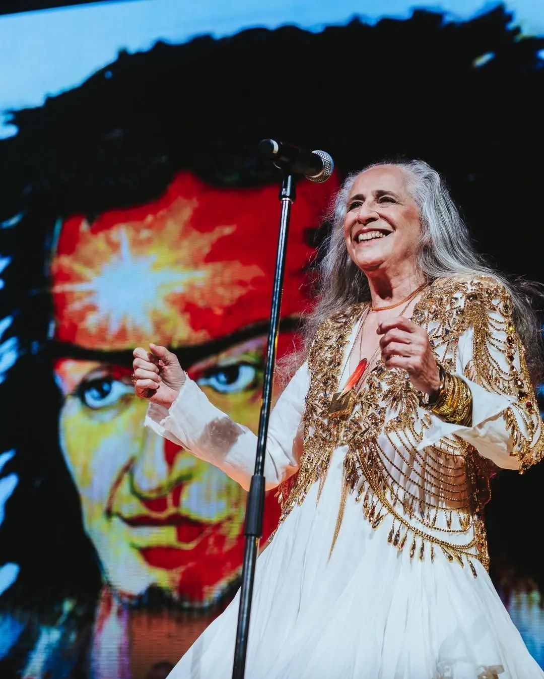 A cantora Maria Bethânia não detalhou o motivo do cancelamento. 