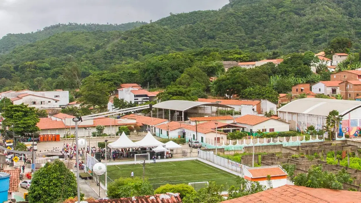 Carteira de trabalho na mão de um trabalhador.