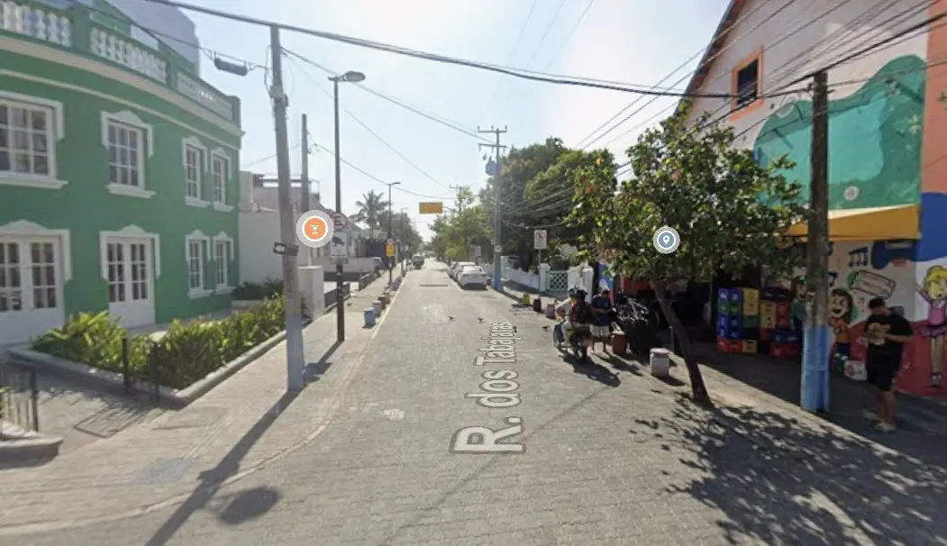A imagem de um print do Google Maps mostra a Rua dos Tabajaras, no bairro Praia de Iracema, em Fortaleza. É possível ver prédios e a movimentação de pessoas e de uma motocicleta na via.