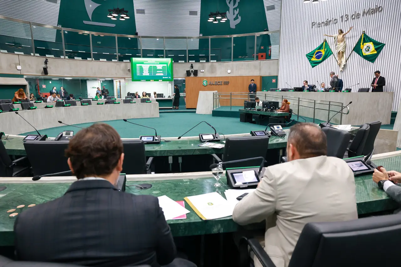 Foto dos deputados durante votação no Plenário 13 de Maio da Alece.