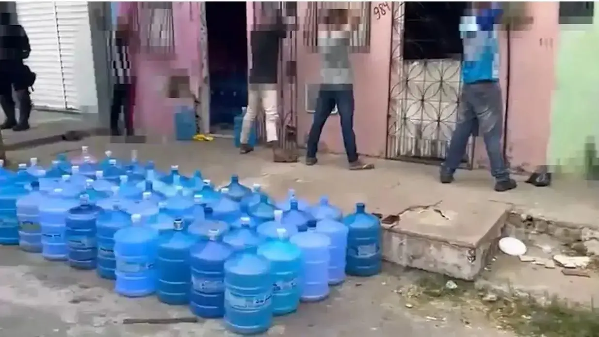 grrafoes agua homens na parede maos para o alto, suspeitos.