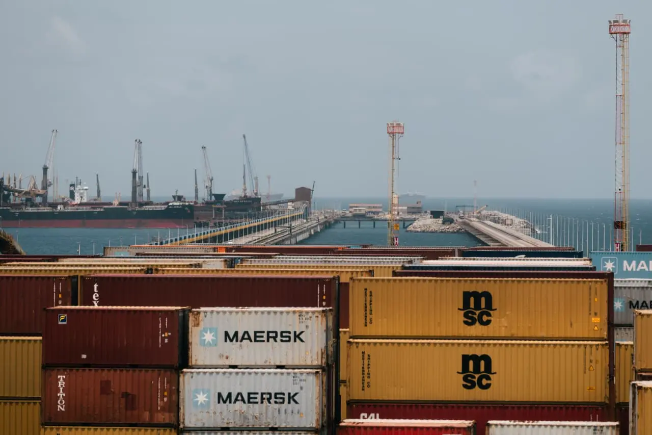 Foto de movimentação de contêineres no Complexo do Pecém, no Ceará.
