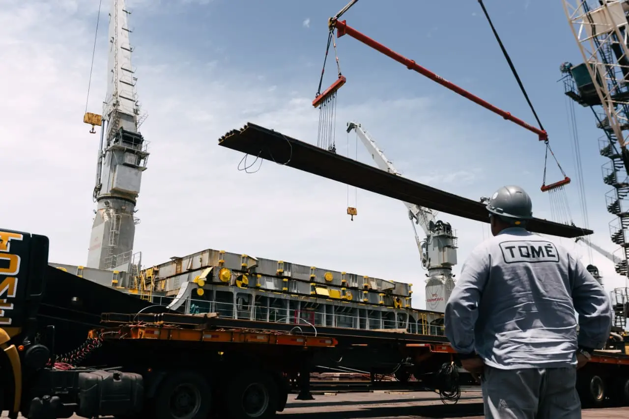 Foto de navio descarregando trilhos que serão usados na ferrovia Transnordestina.