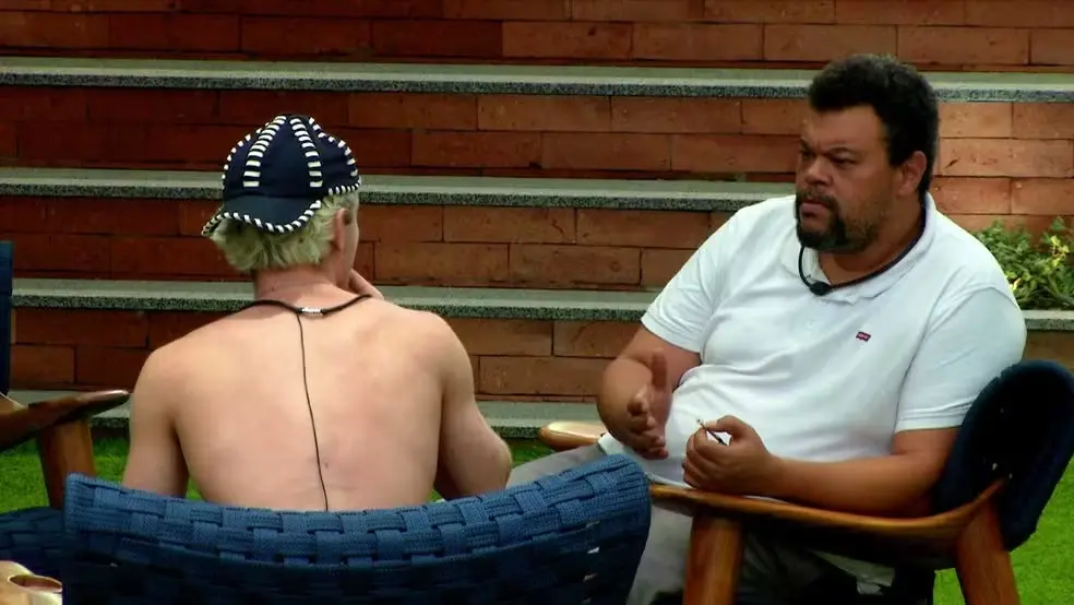 foto de Babu Santana e Juliano Floss no jardim do BBB 26.