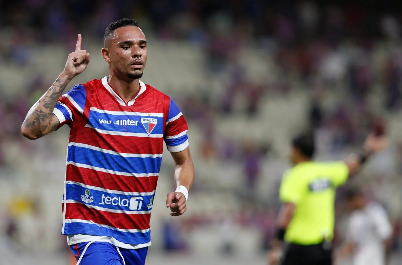 Luiz Fernando comemora gol pelo Fortaleza