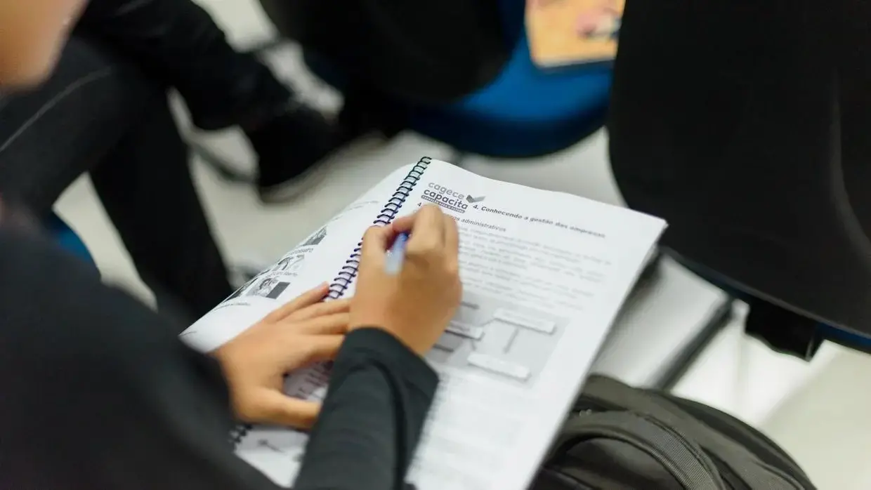 Estudante em curso da Cagece.