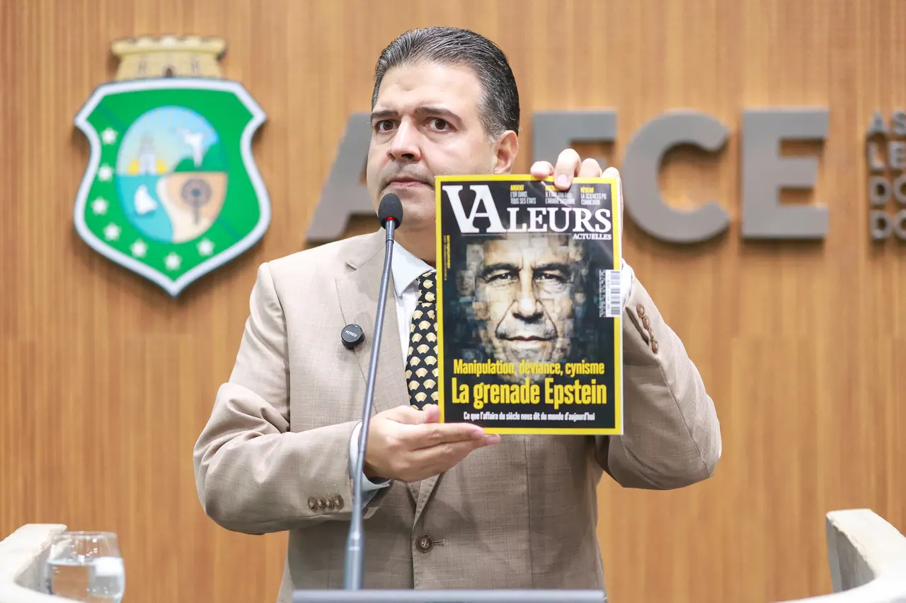 Deputado Felipe Mota durante discurso na tribuna do Plenário 13 de Maio da Assembleia Legislativa do Ceará.