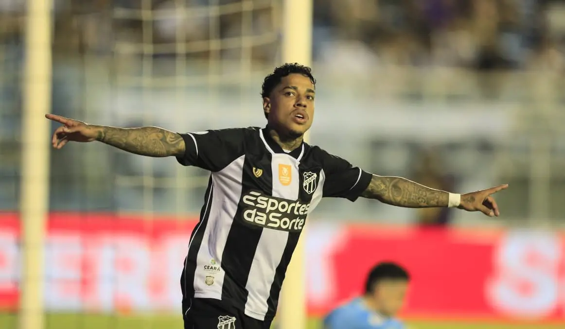 Matheusinho comemora gol