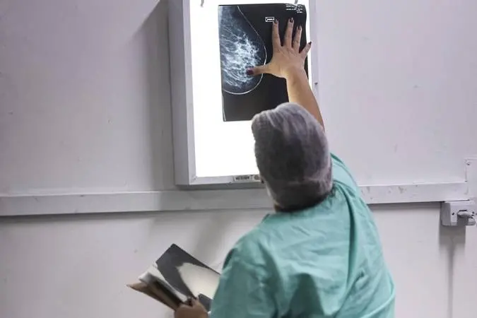 Médico analisando um raio-X.