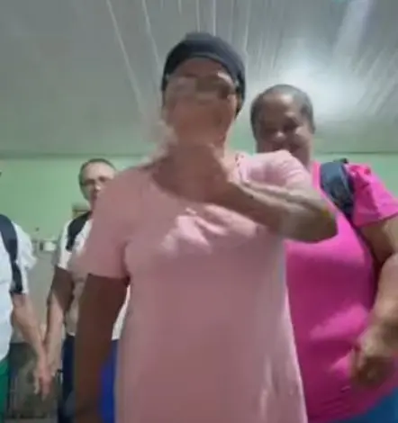 Imagem da notícia Professora registra primeiro dia de aula no EJA e vídeo com alunos emociona a internet
