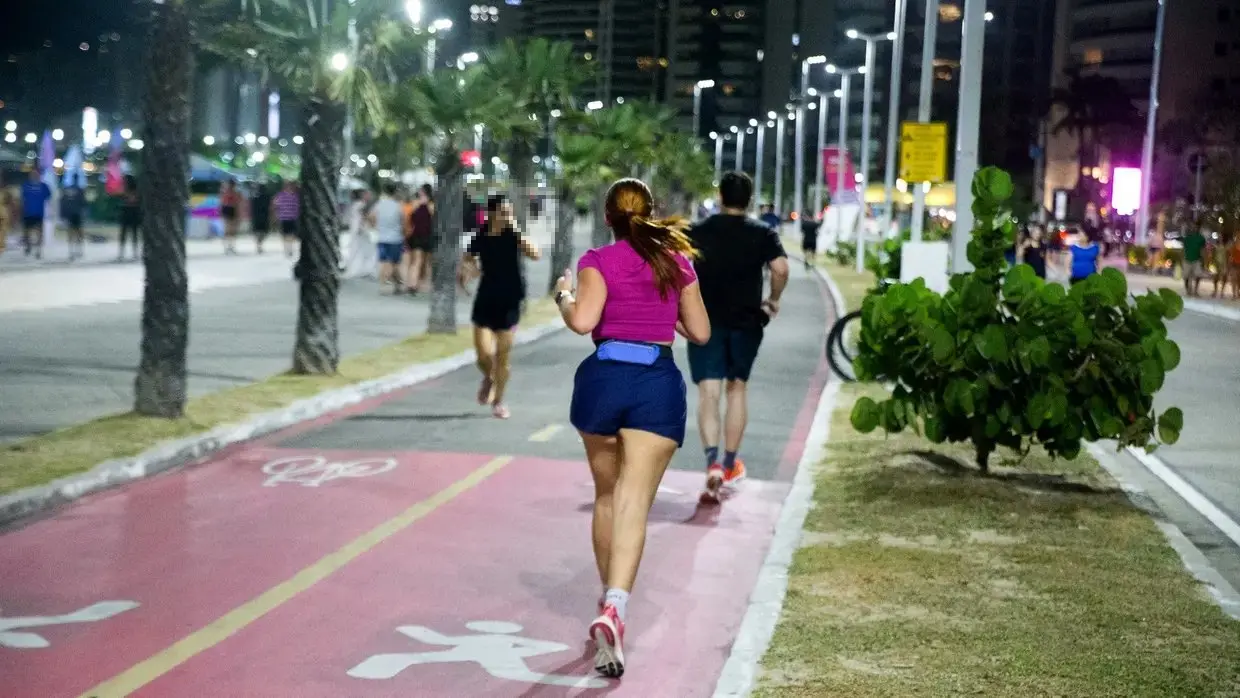 pessoas correndo de costas beira-mar, avenida, pista corrida, fortaleza.