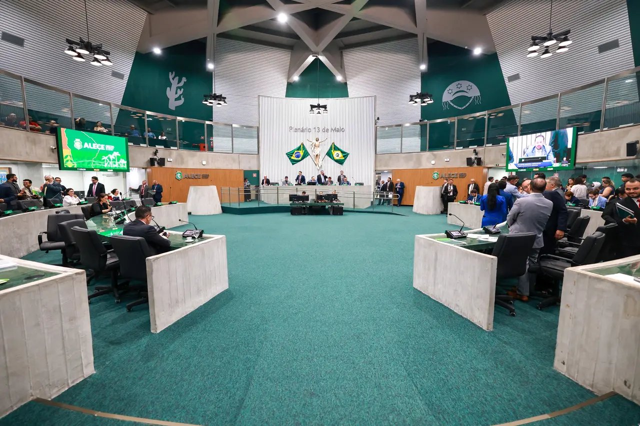 Plenário 13 de Maio durante votação dos deputados estaduais na Alece.