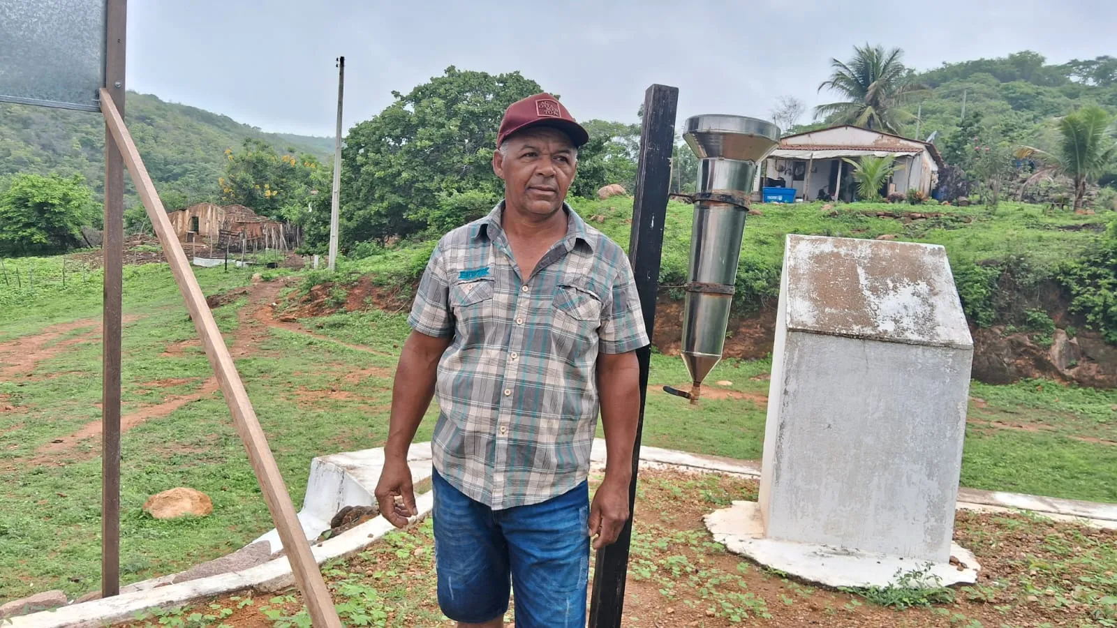 José Roberto é responsável por um dos pluviômetros da cidade de Iracema.