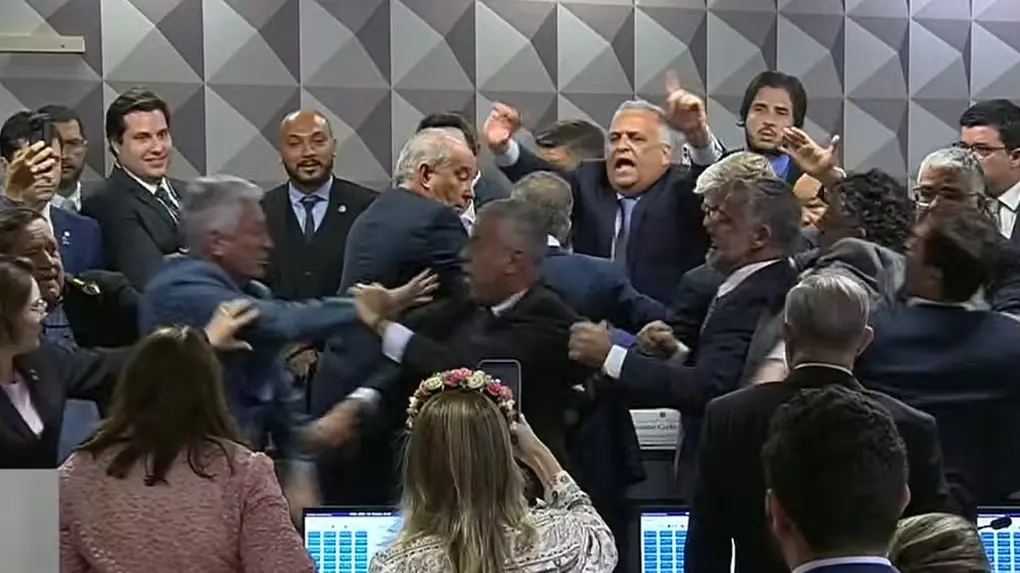 Empurra-empurra entre parlamentares gerou suspensão temporária da sessão.