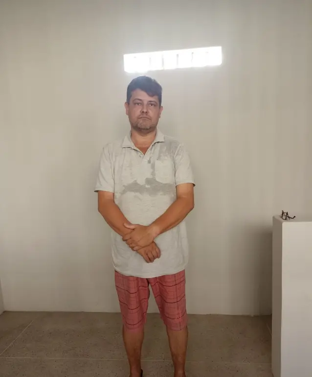 rafael homem preso maos para frente.