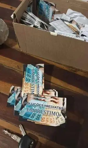 Foto de cédulas de reais, cartões de visita, anotações sobre empréstimos. Imagem usada em matéria sobre grupo de colombianos acusado de extorsão e associação criminosa foi solto sob medidas cautelares em Cascavel, no Ceará.