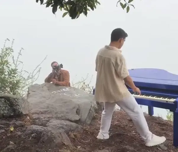 Imagem da notícia Músico cearense leva piano de 120 kg para ponto mais alto de Guaramiranga