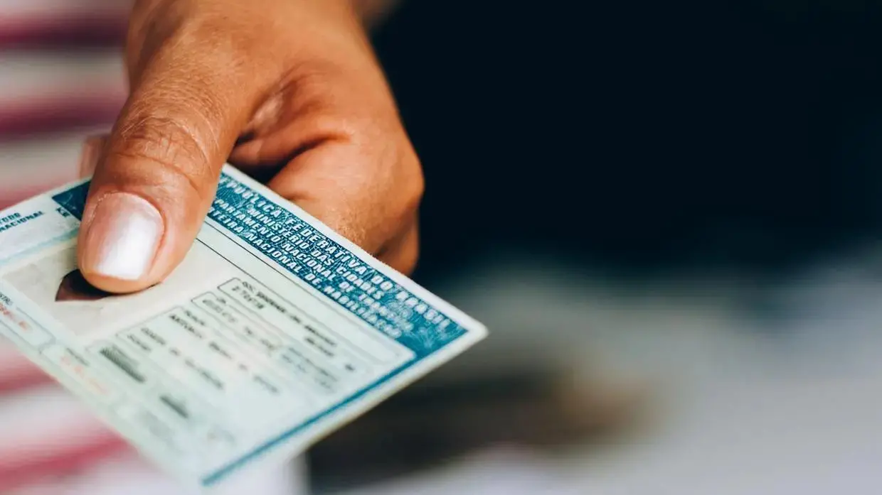 foto de mão segurando uma CNH.