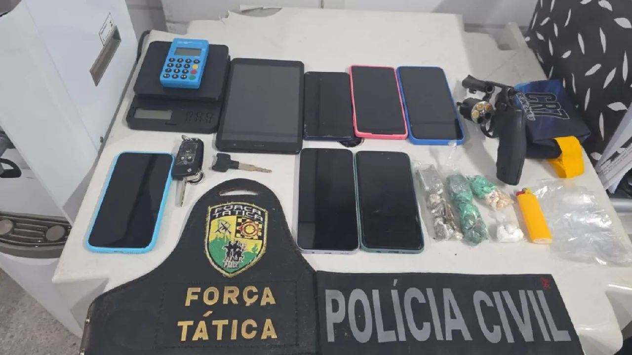 Arma, droga e celulares apreendidos em ações policiais.