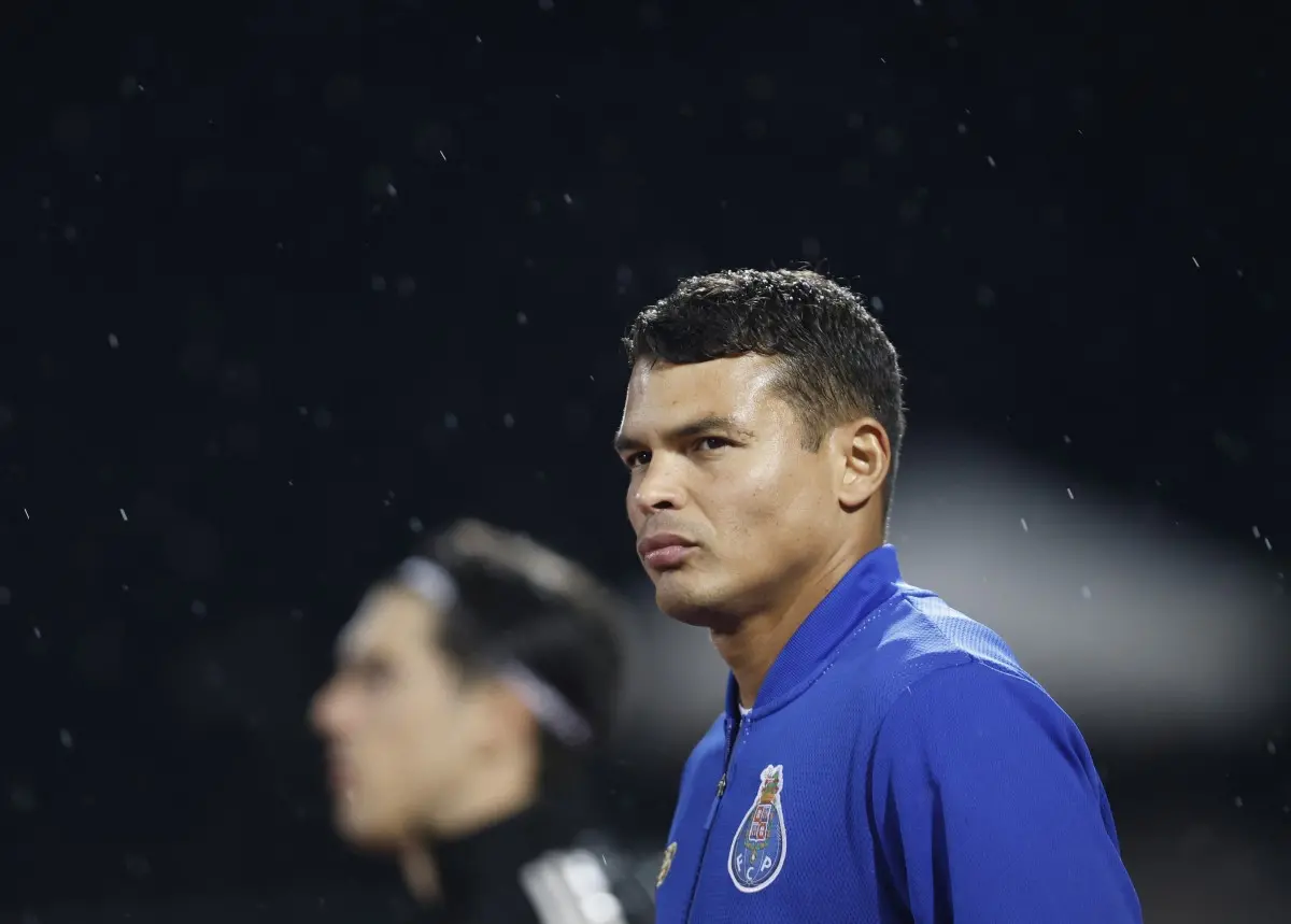 Thiago Silva com semblante sério em jogo do Porto