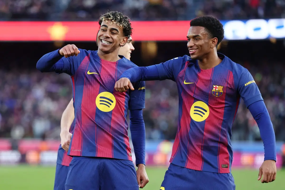 Atletas do Barcelona comemoram gol