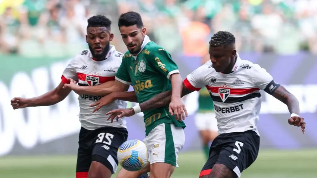 Atletas de Palmeiras e São Paulo disputam bola