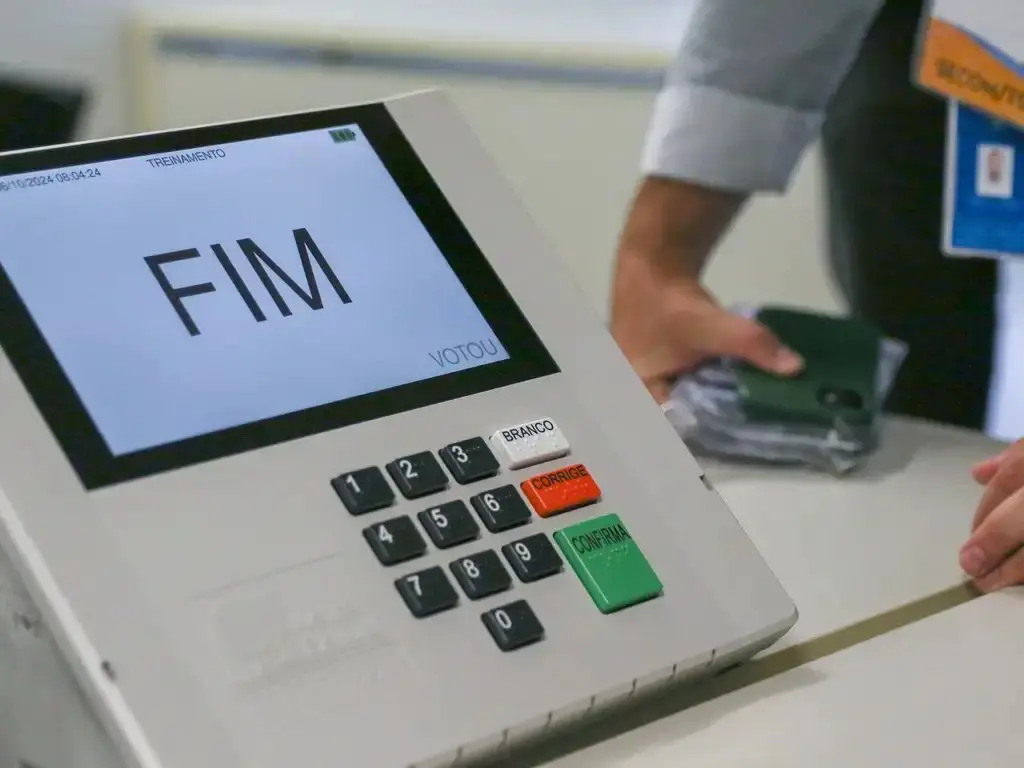 Urna eletrônica com dígitos de 0 a 9, botão de 