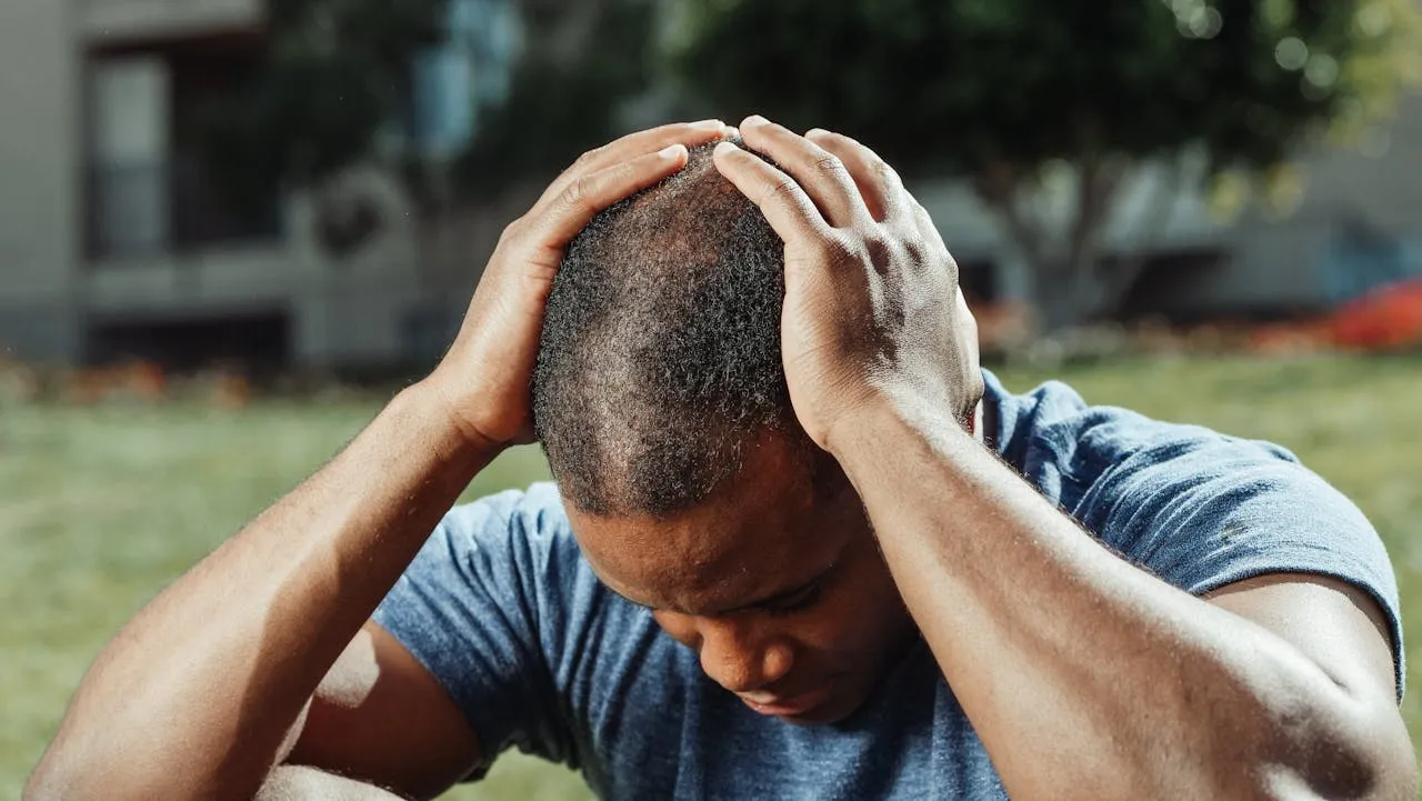 Dor de cabeça e sensibilidade à luz são sintomas clássicos da ressaca.