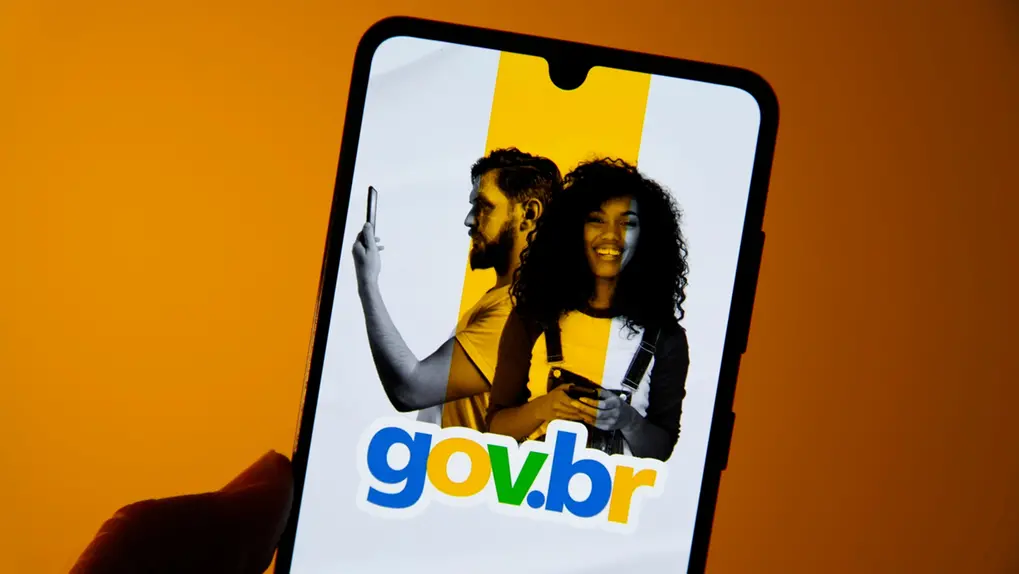 Celular com aplicativo do Gov.BR aberto.