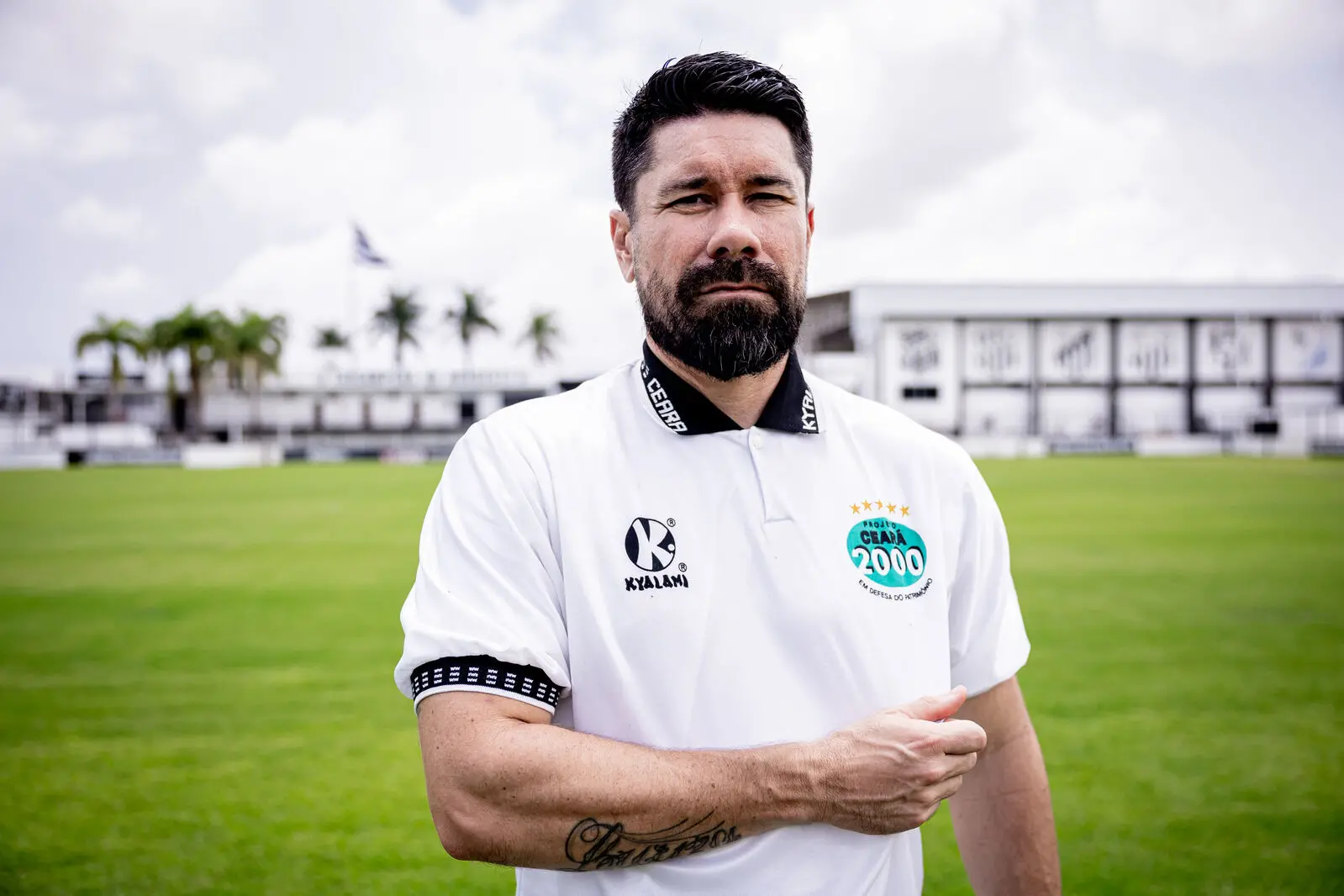 Foto do ex-atleta Ricardinho utilizando uma camisa do Projeto Ceará 2000, pelo Ceará Sporting Club