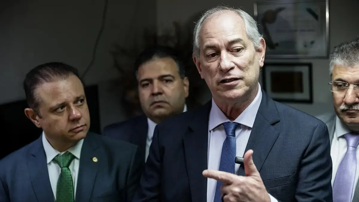 Ciro Gomes ao lado de aliados na Alece. Ele gesticula enquanto concede entrevista coletiva.