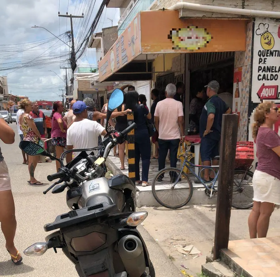 População em frente ao restaurante onde mulher morreu em Caucaia.
