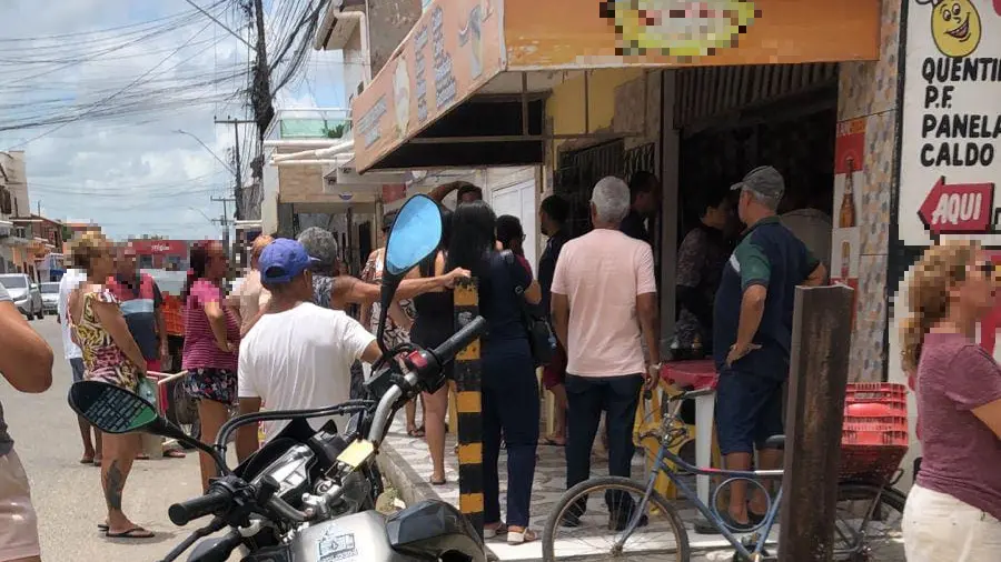 População em frente ao restaurante onde mulher morreu em Caucaia.