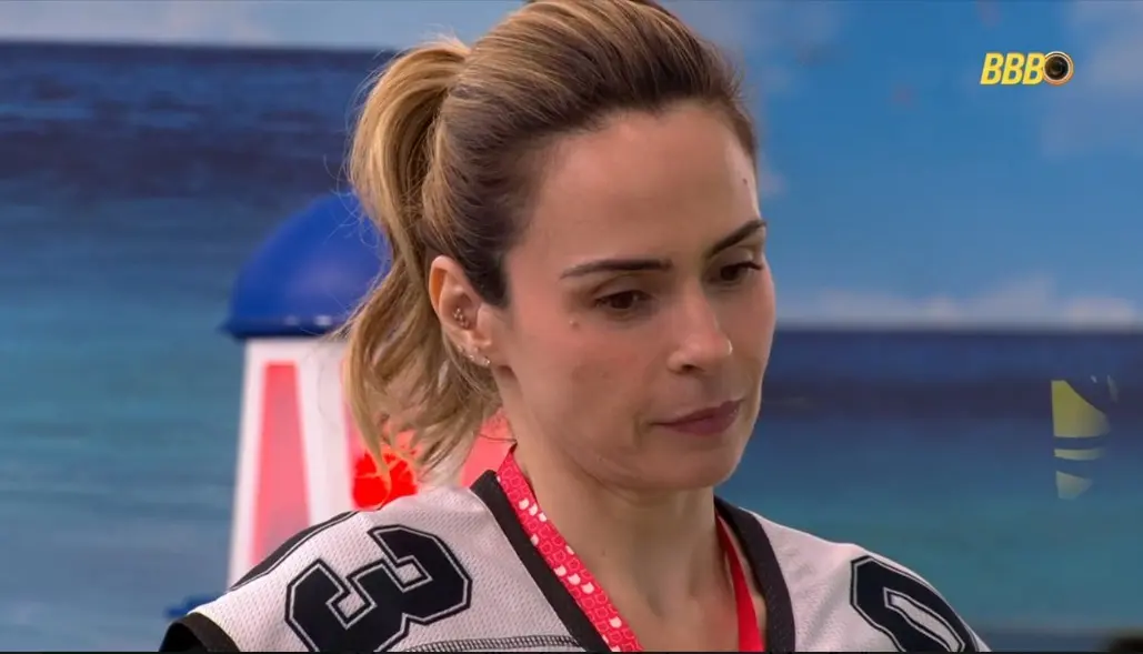 Imagem da participante do Big Brother 26 Ana Paula de frente com cara de desapontada.