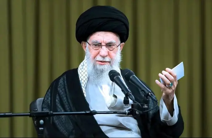 Imagem do líder supremo do Irã, Ali Khamenei, falando em um microfone com um papel na mão.
