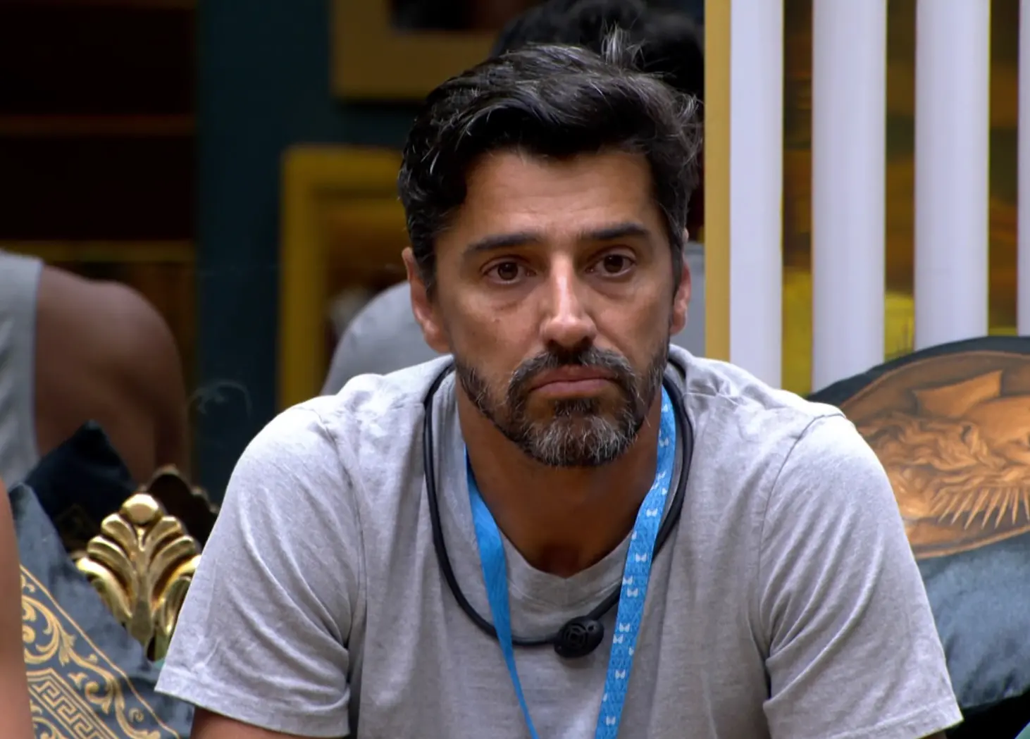 Foto de Alberto Cowboy no sofá da sala do BBB 26.