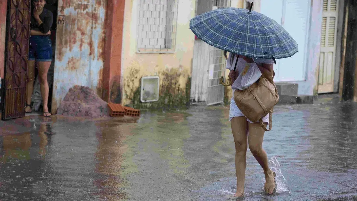 chuva pessoa com guarda-chuva na rua.