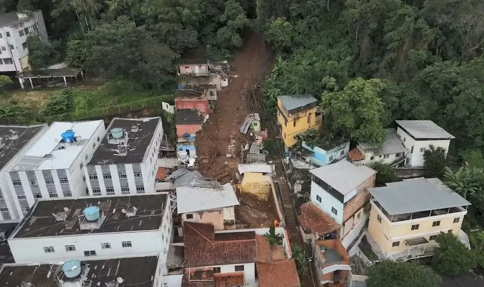 Imagem aérea mostra casas destruídas e algumas soterradas em Juiz de Fora, Minas Gerais.