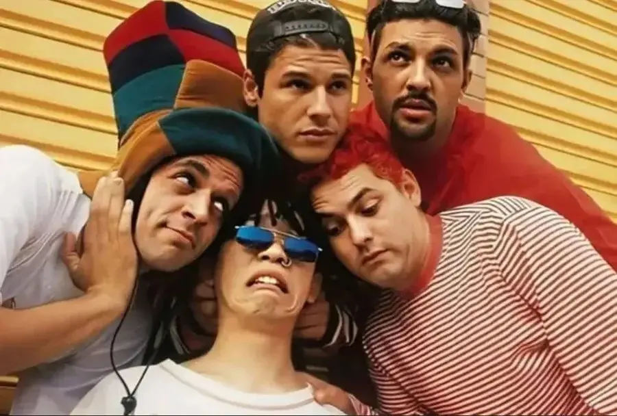 Foto de músicos da banda Mamonas Assassinas, que morreram há 30 anos em acidente de avião.