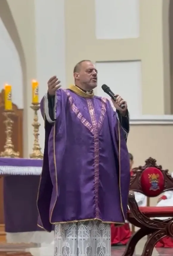Padre José Wallace durante celebração eucarística na catedral de Iguatu.