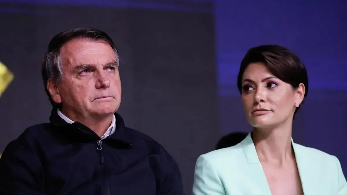 bolsonaro e michelle ao lado semblante serio.