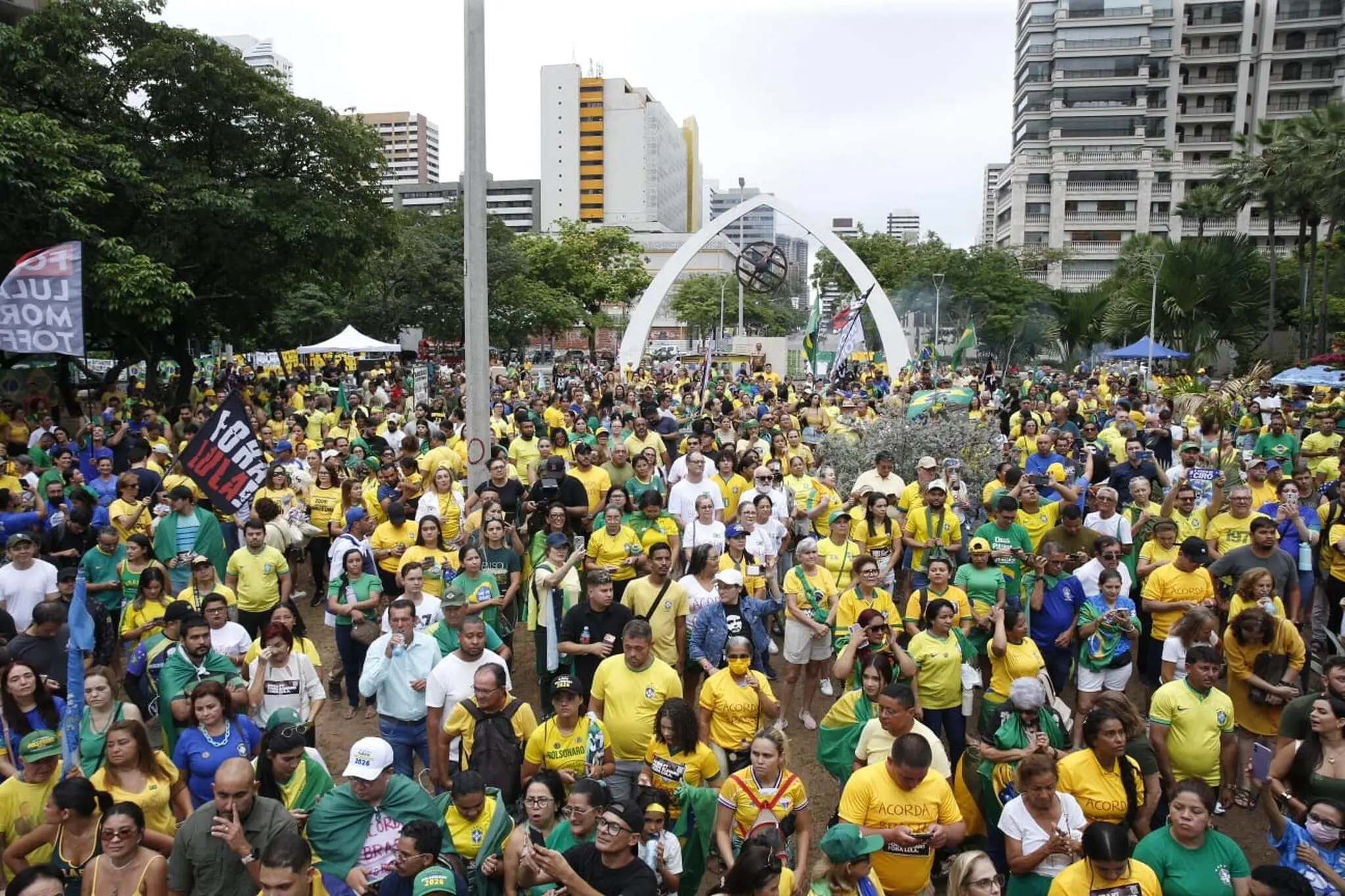 Pessoas com a blusa da seleção brasileira, apoiadoras do ex-presidente Jair Bolsonaro, reunidas na Praça Portugal, em Fortaleza.