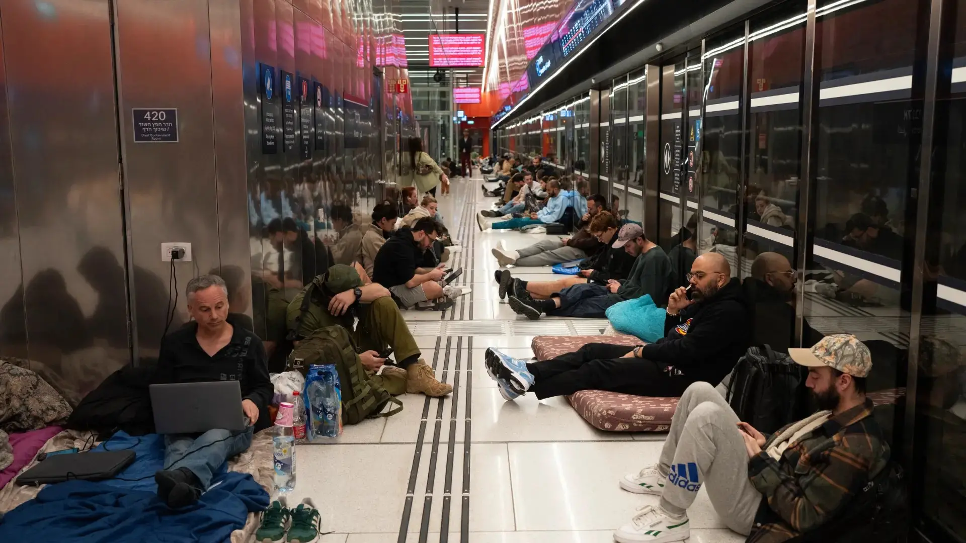 Foto de aeroporto com passageiros.