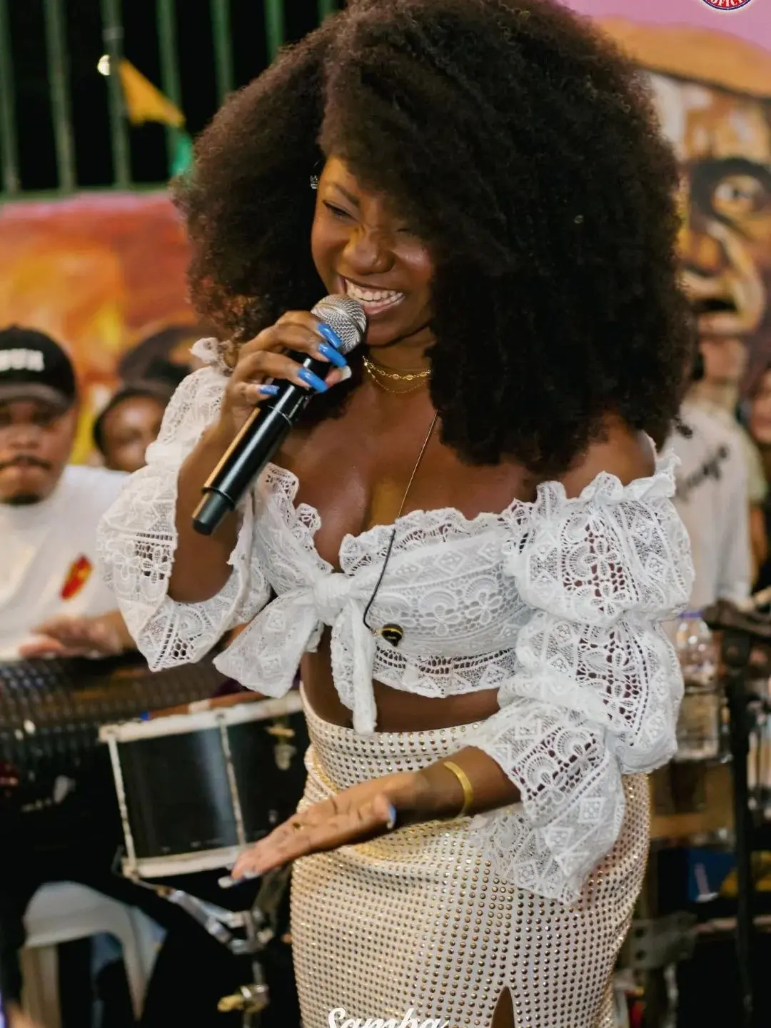 Adriana Araújo é cantora e um dos grandes nomes do samba de Minas Gerais. 